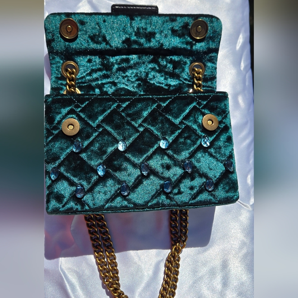 Kurt Geiger Green Velvet Crossbody Bag with Gold Chain - Picture 7 of 10